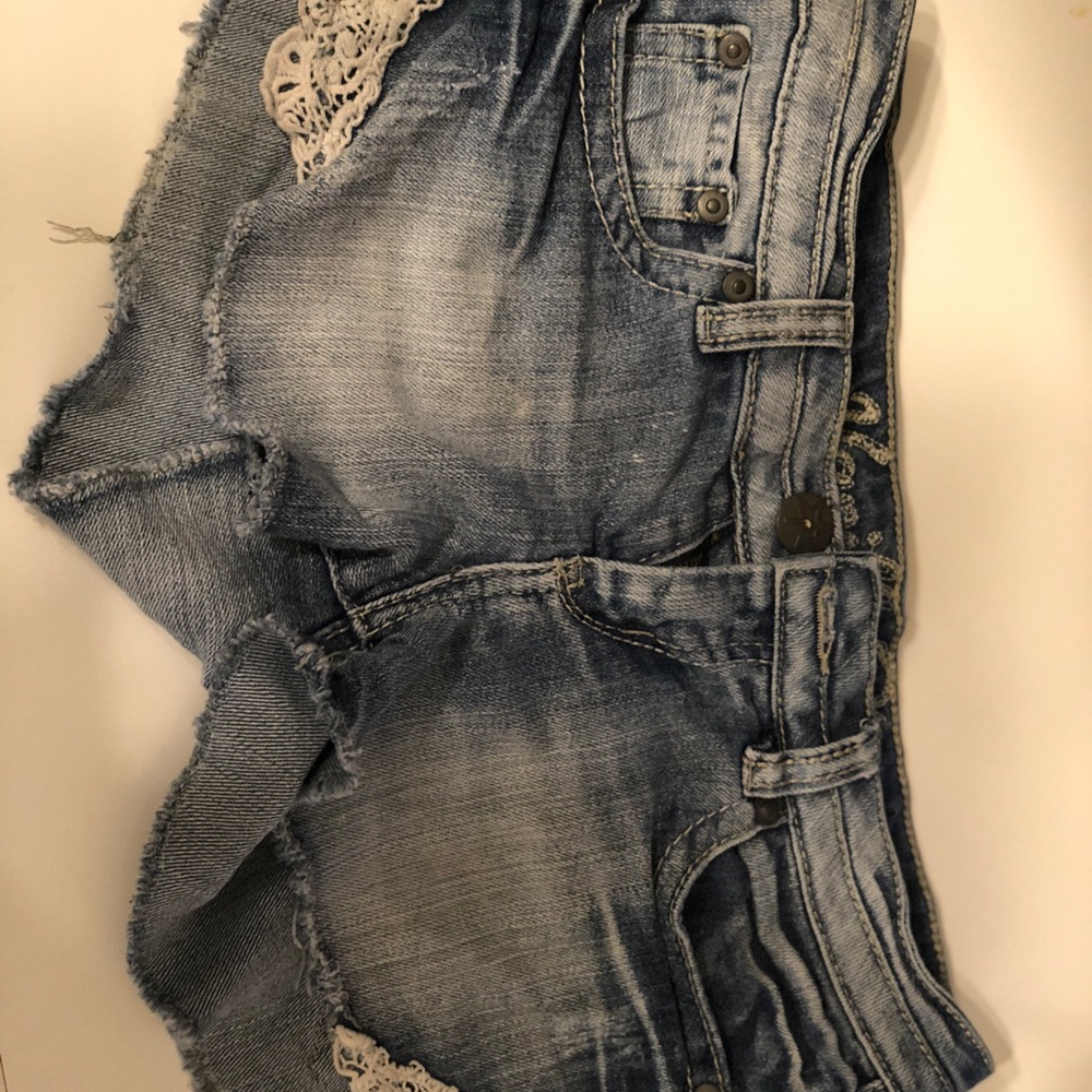 Cute lace detailed shorts